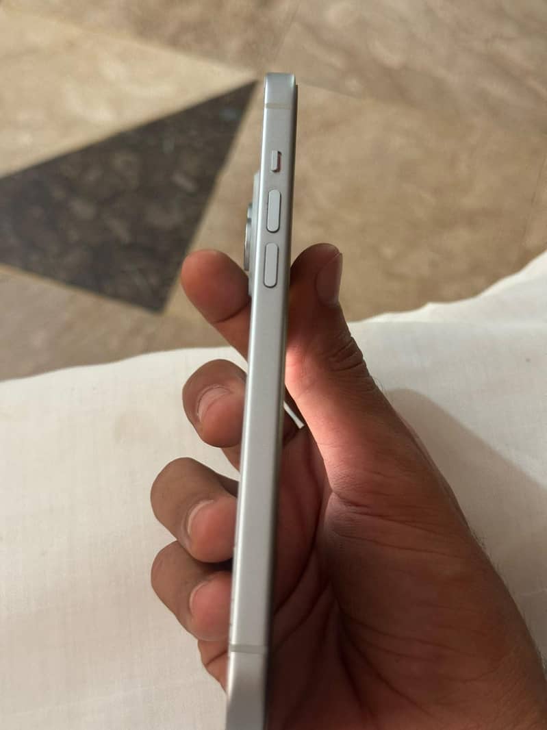 Apple iPhone 15 plus 4