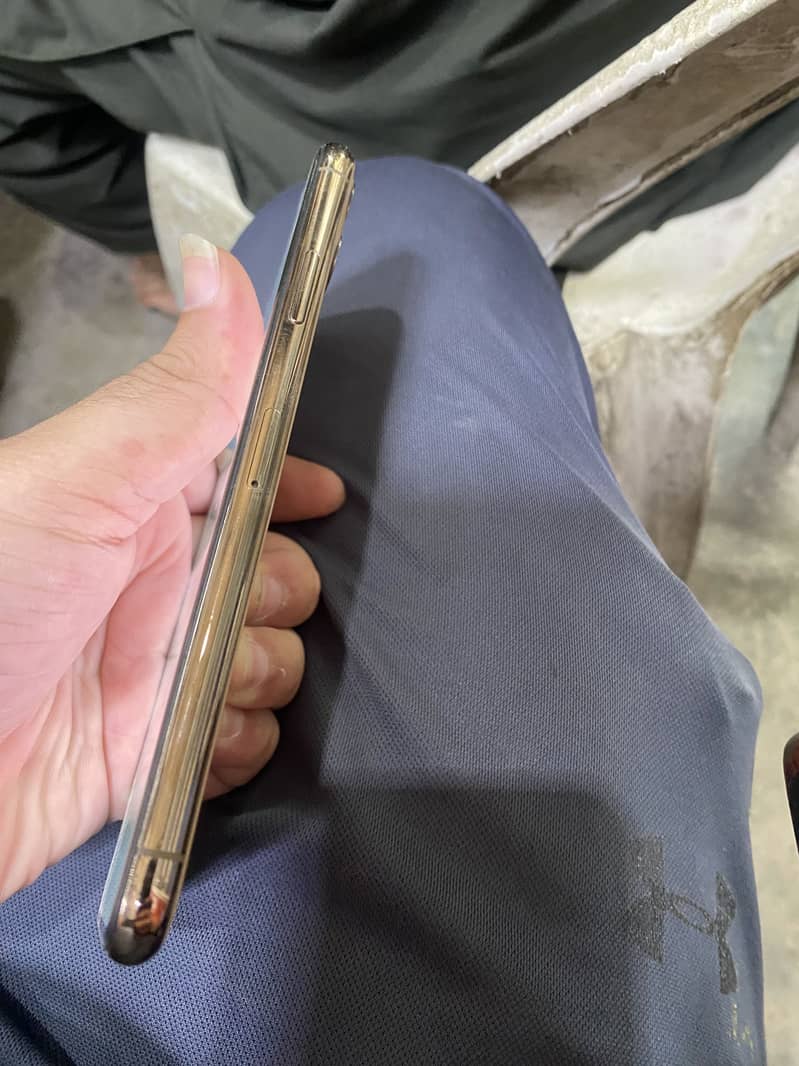 Apple iPhone 11 Pro Max 4