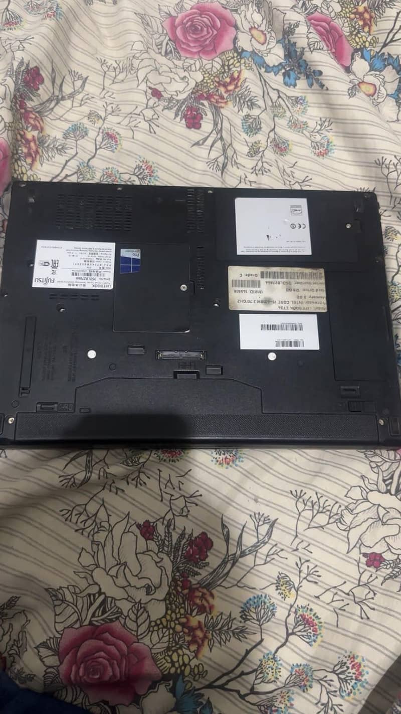 Fujitsu lifebook E734 1