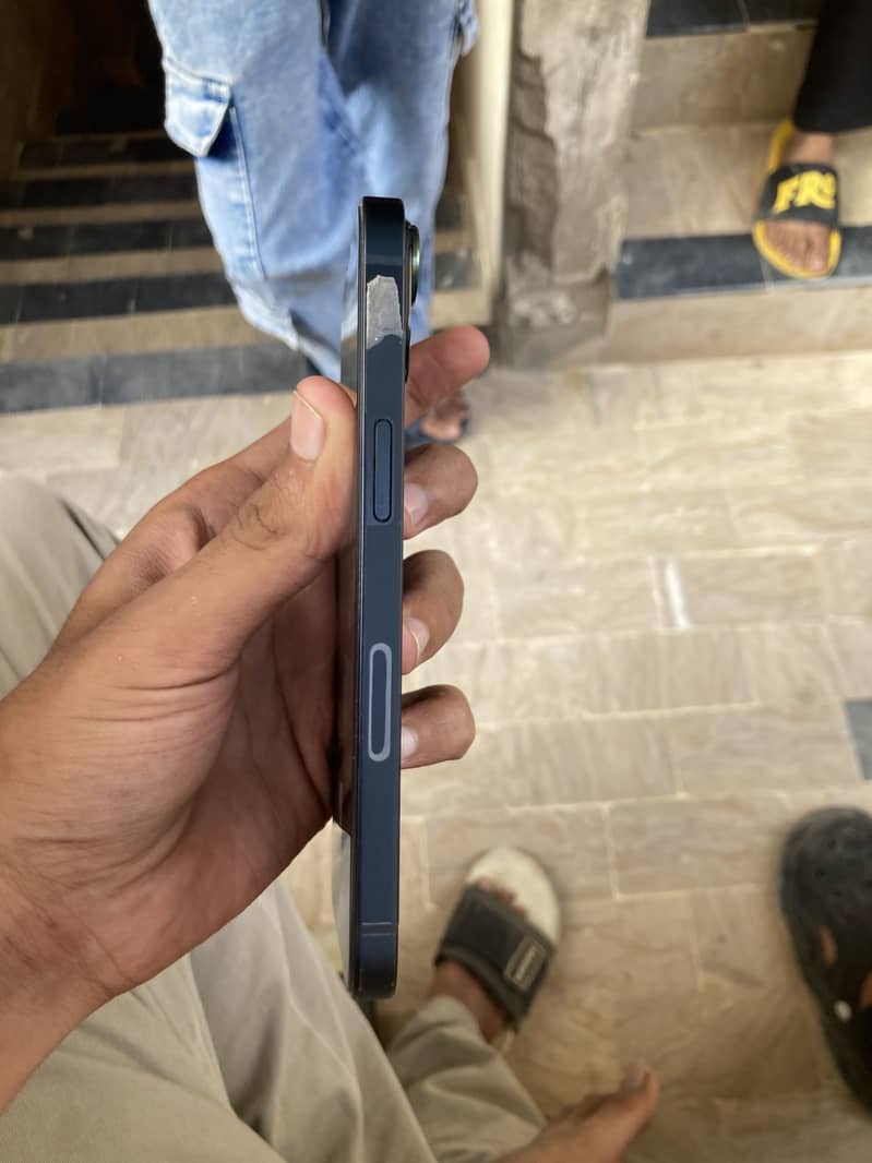 Apple iPhone 13 4