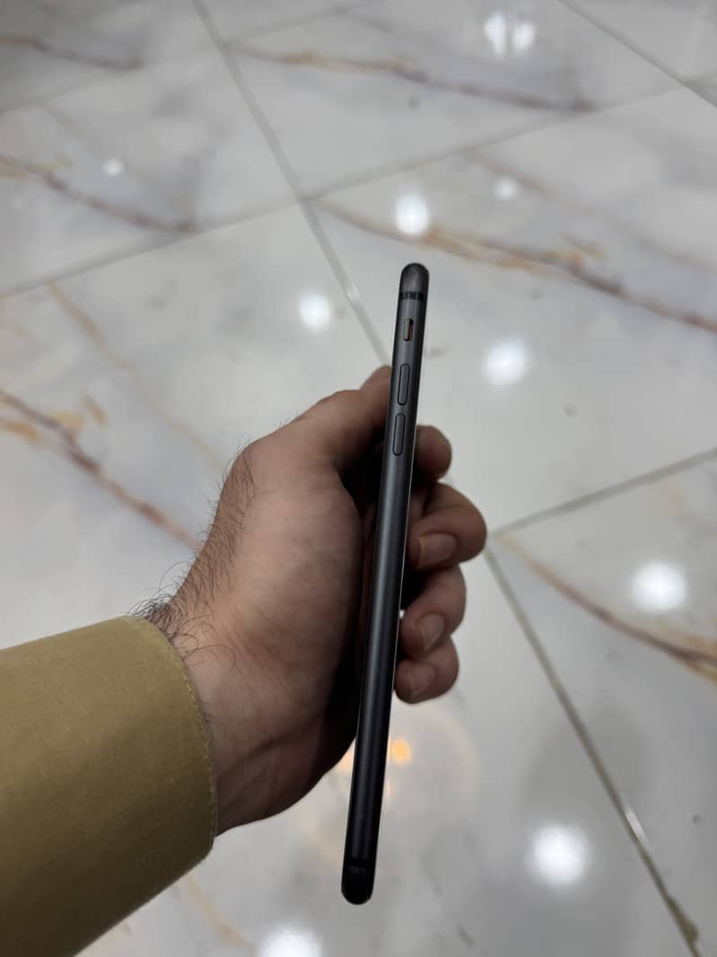 Apple iPhone 8 Plus 4