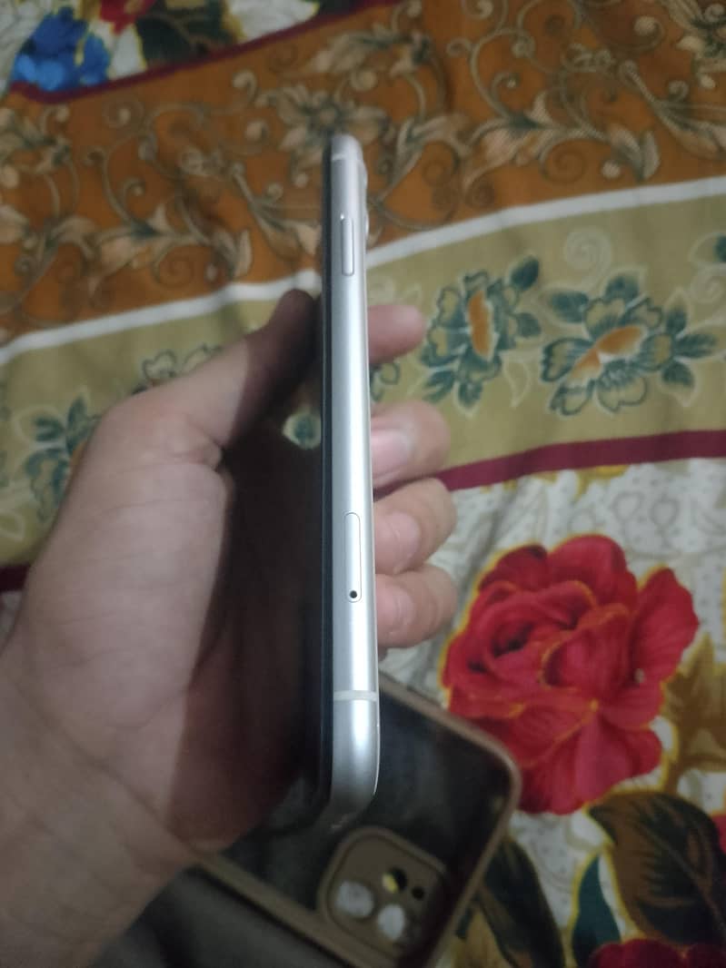 Apple iPhone 11 4
