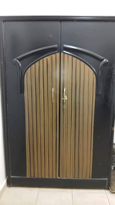 2 door Almaari
