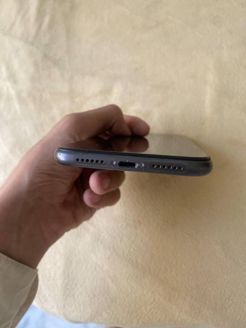 Apple iPhone 11 4