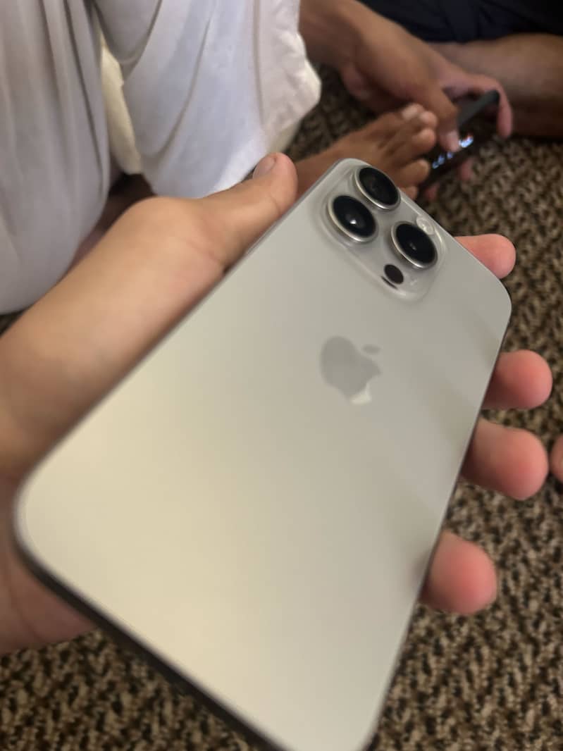 Apple iPhone 15 Pro 4