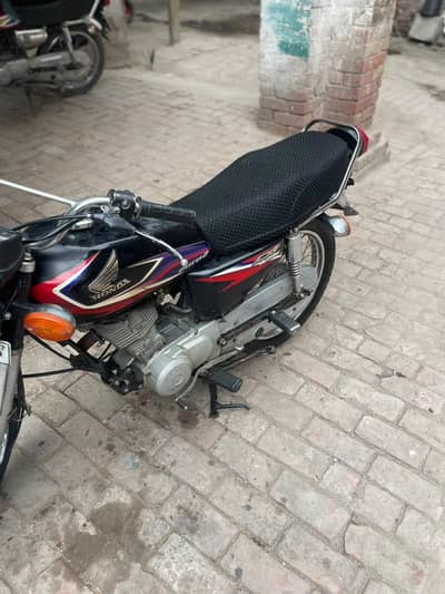 Honda 125 black 2017 model all ok contact 03418276657 call wp