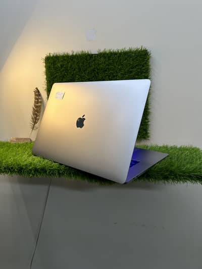 Apple MacBook Pro 2017 15Inch  i7 16 GB RAM  256 & 512 Gb SSD TouchBar