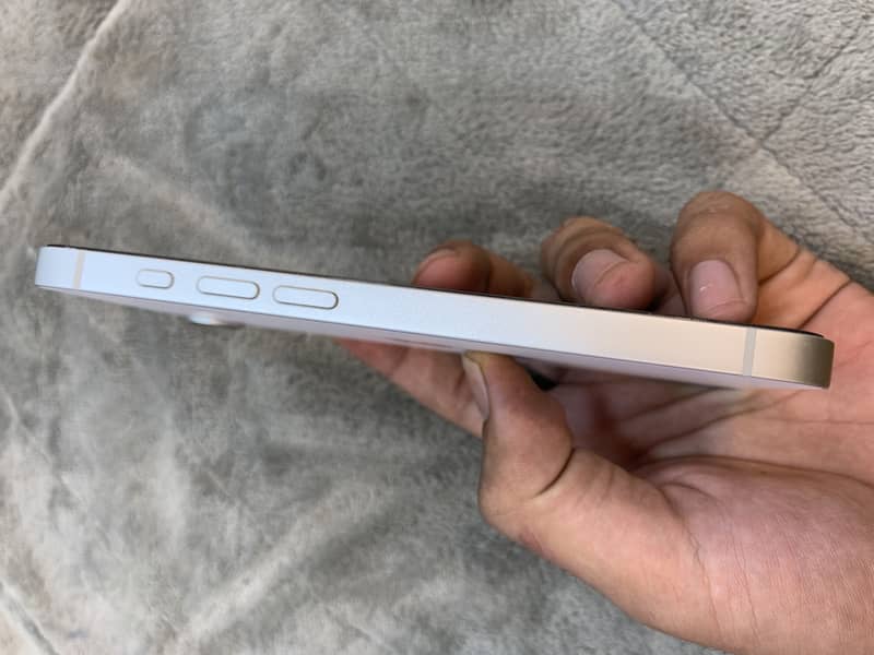 Apple iPhone 16e 1