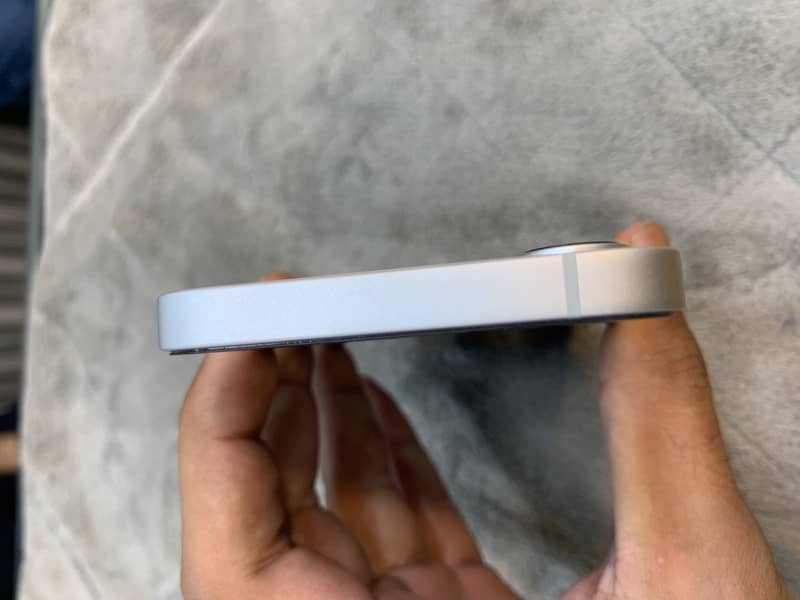 Apple iPhone 16e 2
