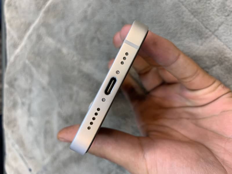 Apple iPhone 16e 3
