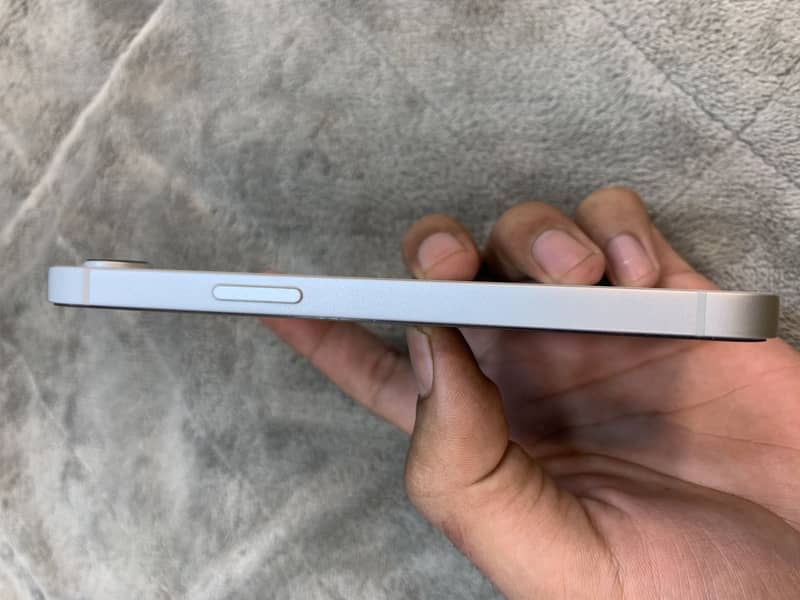 Apple iPhone 16e 4