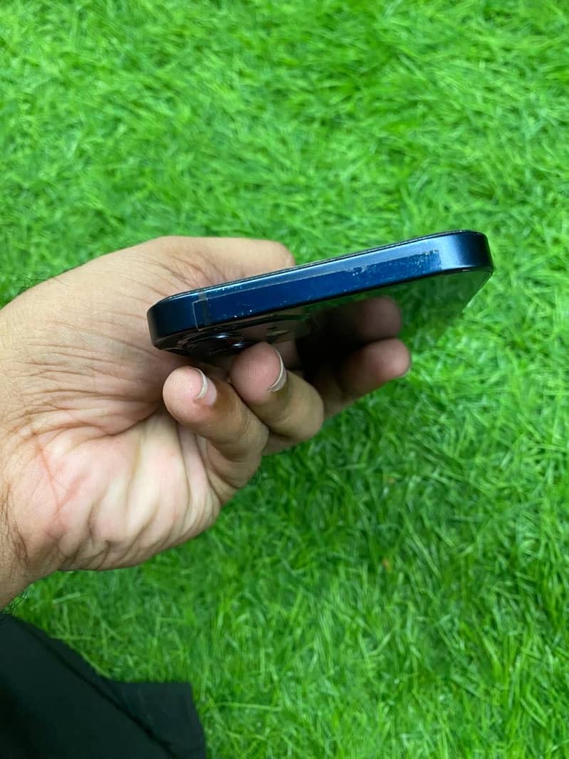 Apple iPhone 12 4