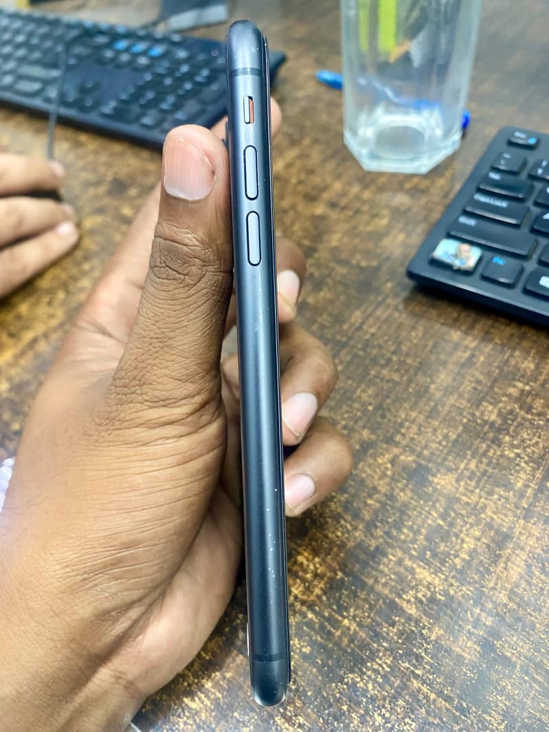 Apple iPhone 11 4