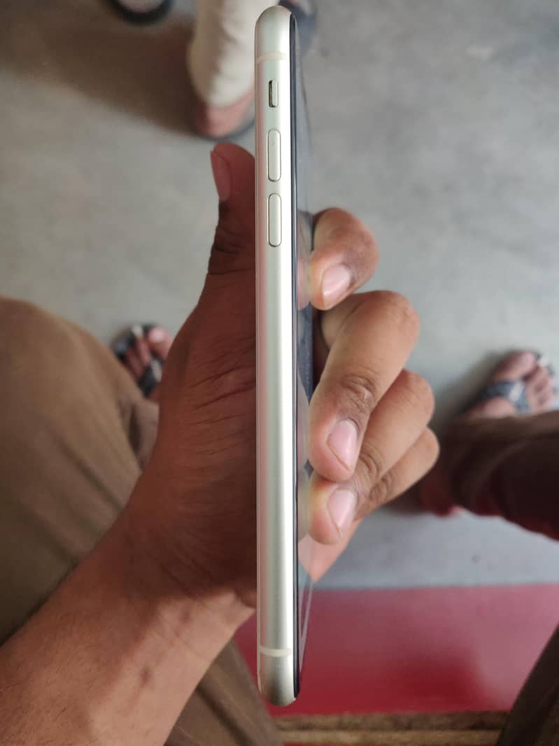 Apple iPhone 11 3