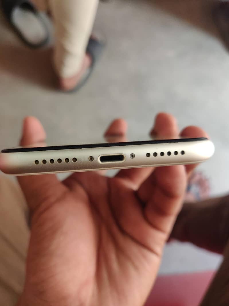 Apple iPhone 11 4