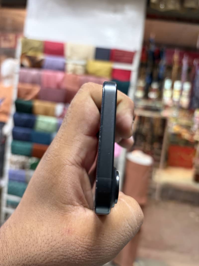 Apple iPhone 16 2