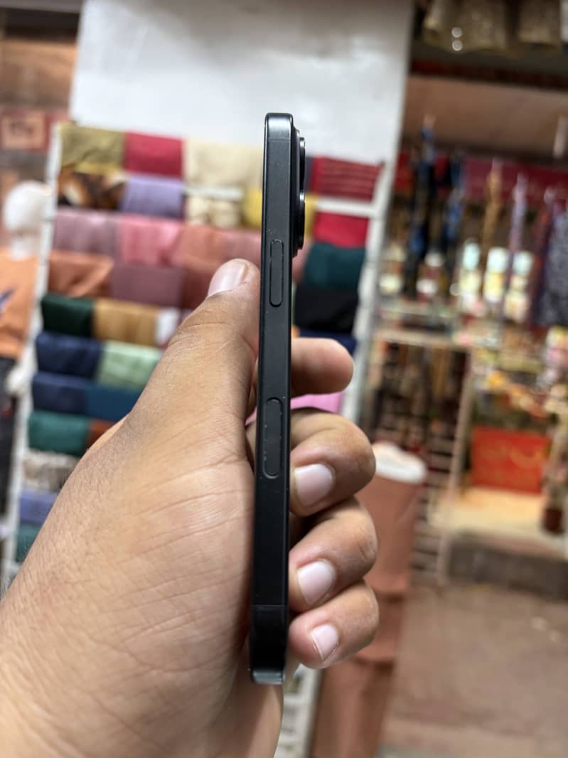 Apple iPhone 16 3
