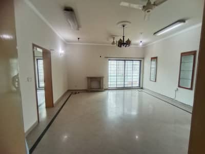 1 KANAL UPPER PORTION AVAILABLE FOR RENT IN DHA PHASE 2
