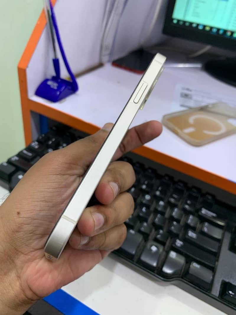 Apple iPhone 12 4