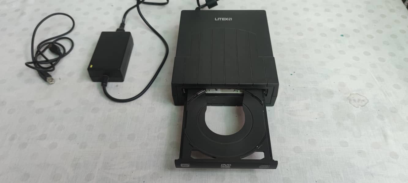 EXTERNAL/PORTABLE DVD/CD REWRITABLE DRIVE 1