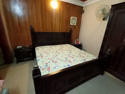 king size bed with full set