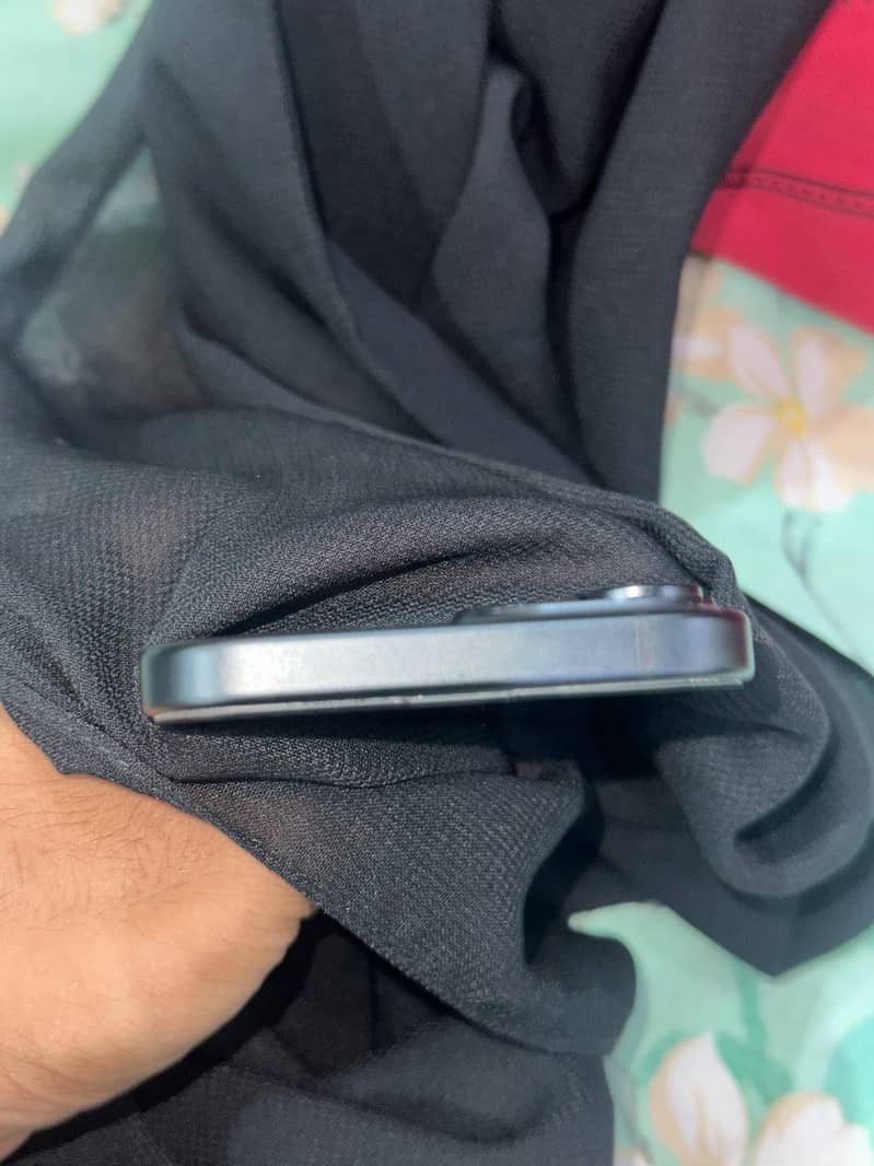 iPhone 15 4