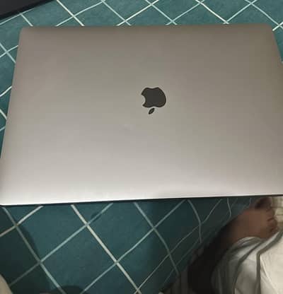 MacBook pro 2019 16 inch display 512gb