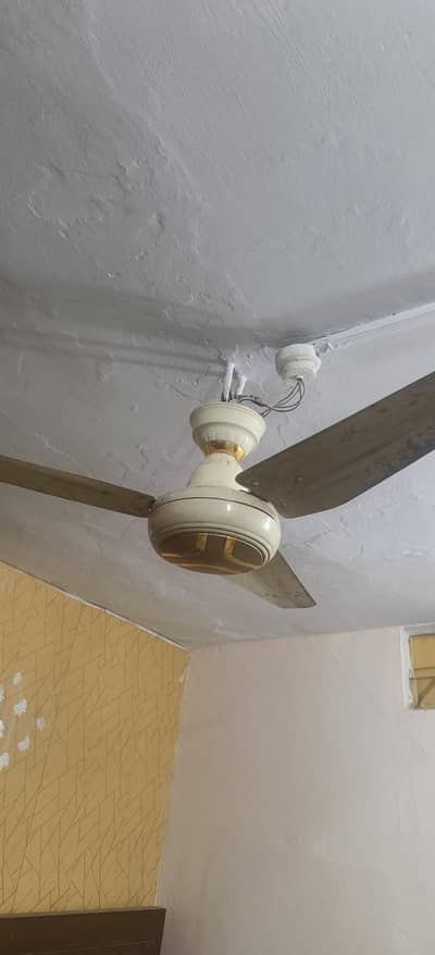 A/C D/C fan hai bohot achi condition me with remote
