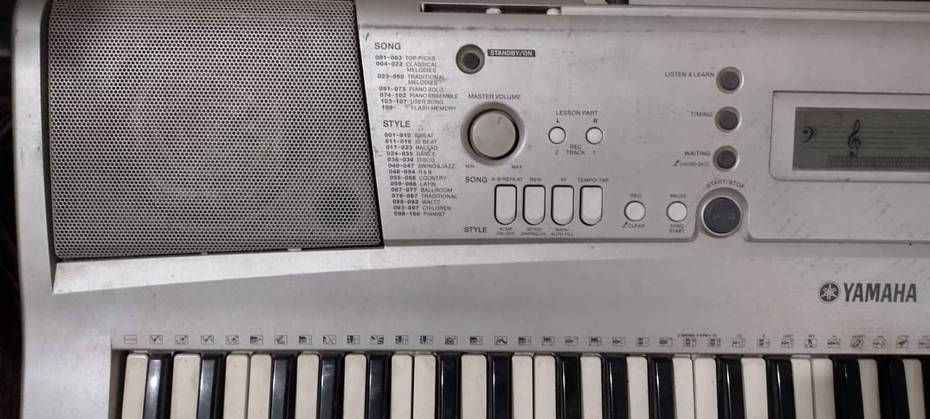 Yamaha PSR E303 2
