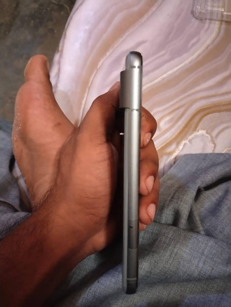 Google Pixel 8 4