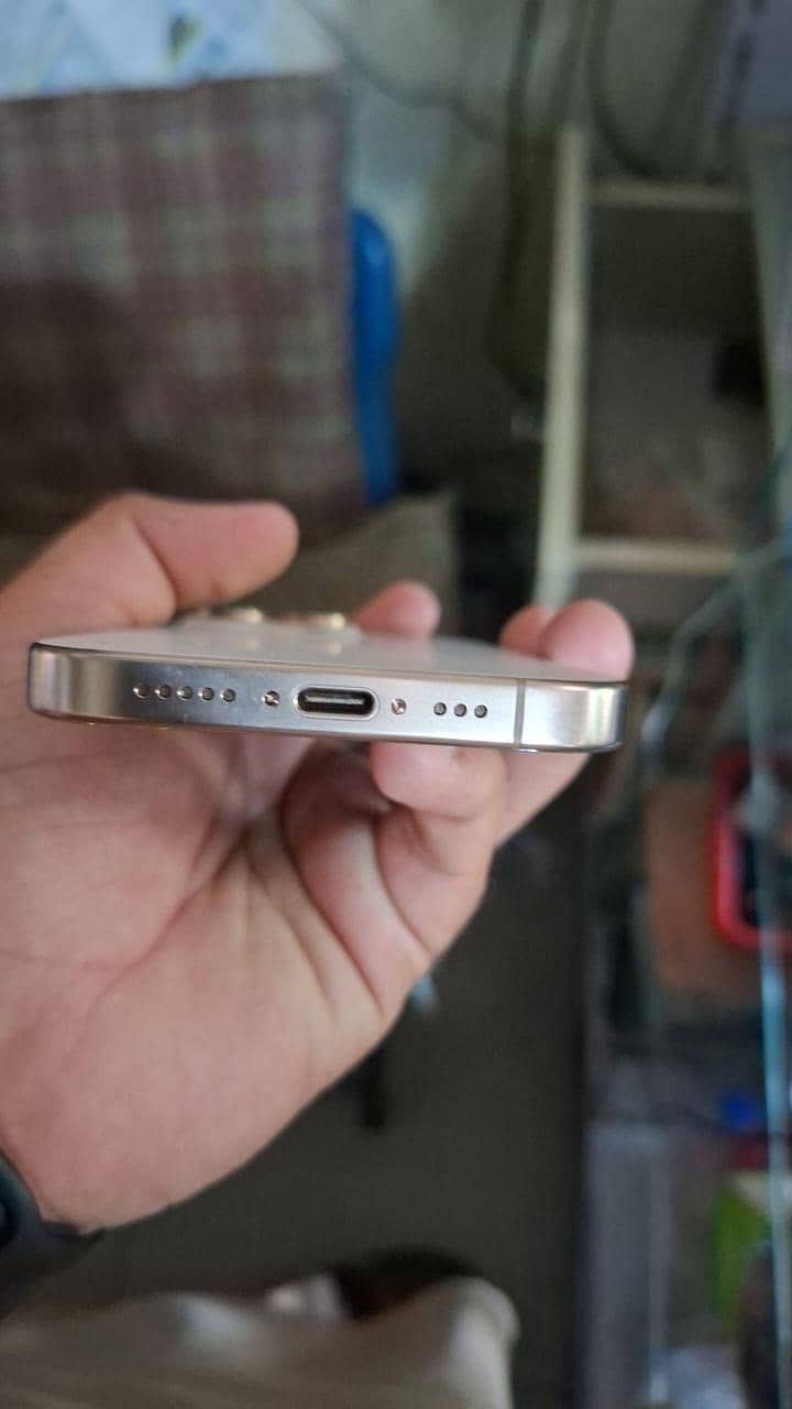 Apple iPhone 16 Pro 3