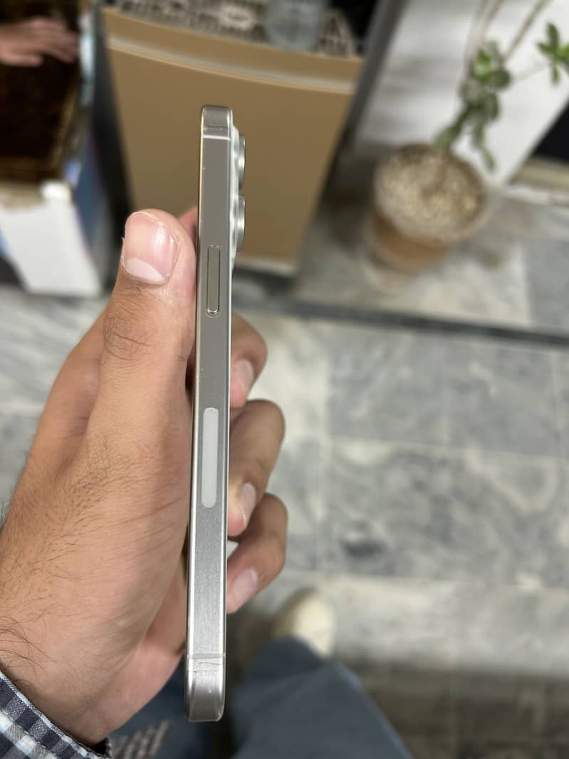Apple iPhone 15 Pro Max panel back changed 4