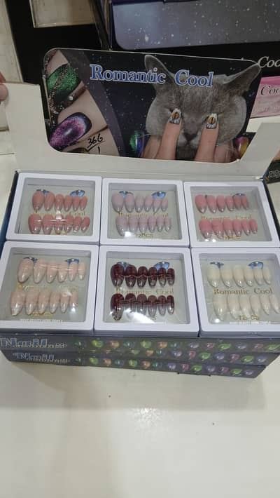 Title: Romantic Cool Press-On Nails – 12 PCS