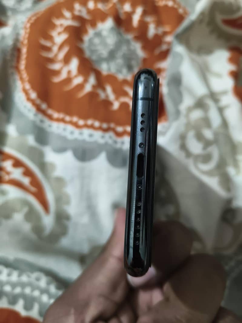 Apple iPhone 11 Pro 4