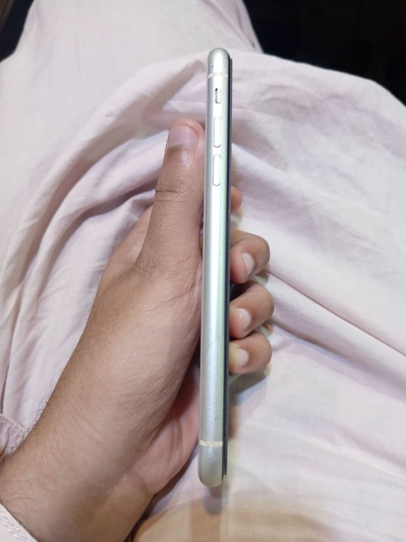 Apple iPhone 11 3
