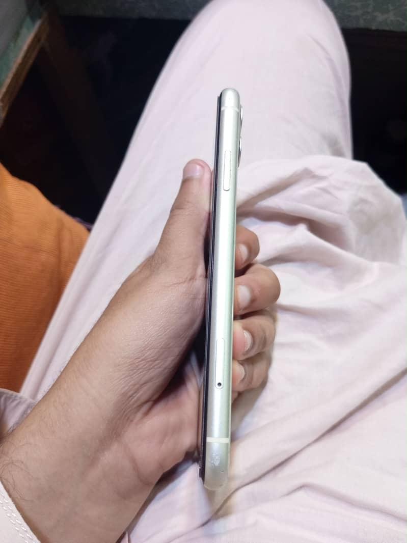 Apple iPhone 11 7