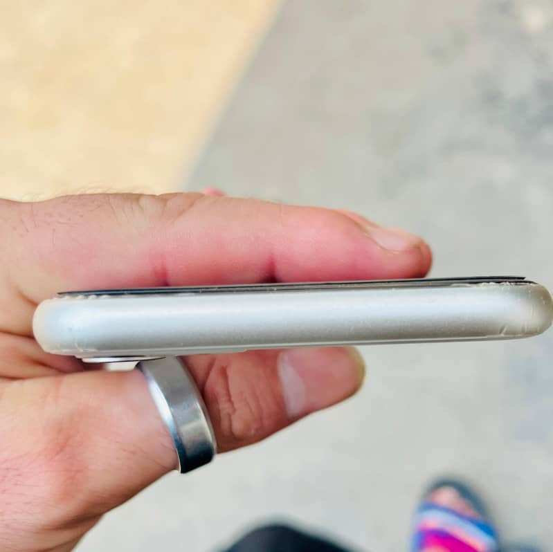 Apple iPhone 11 4
