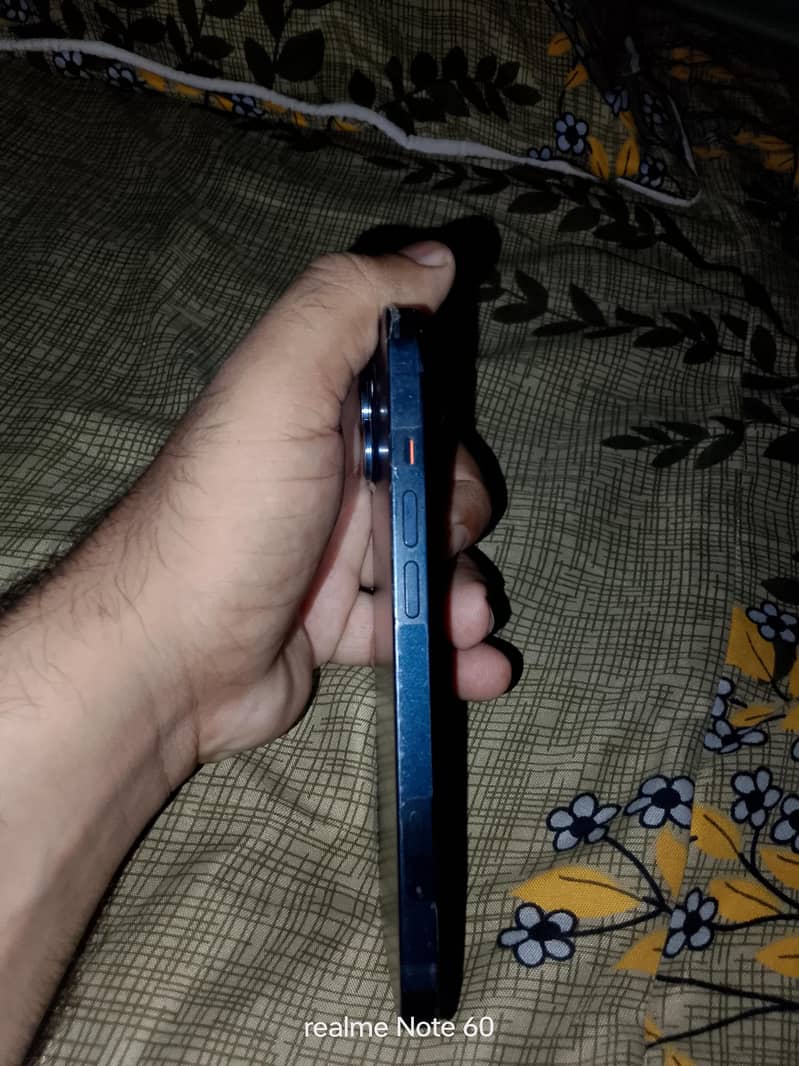 Apple iPhone 13 JV 1