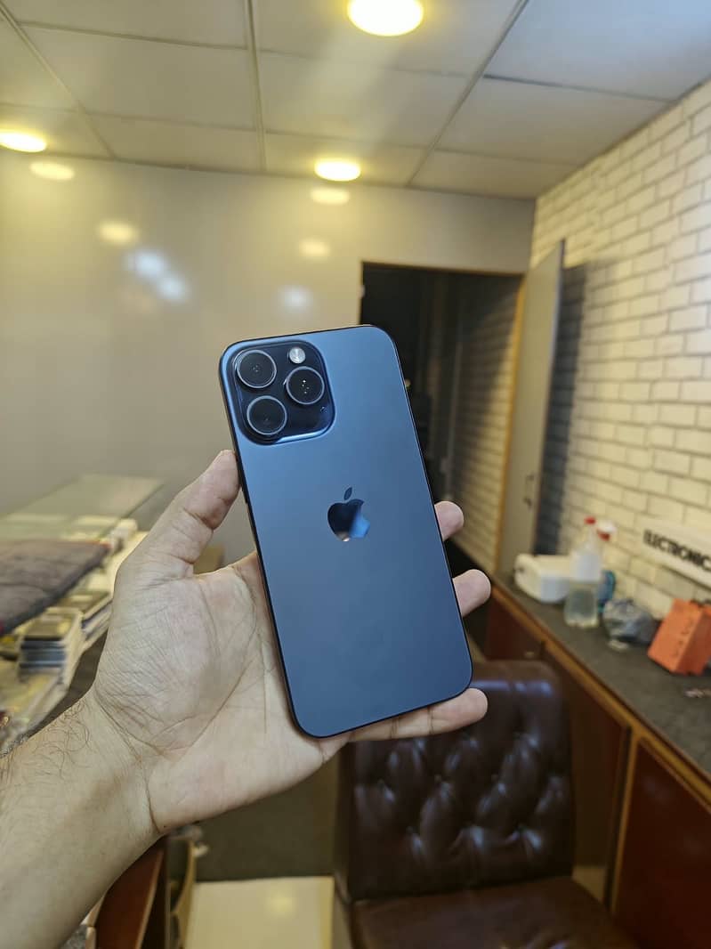 Apple iPhone 15 Pro Max 0