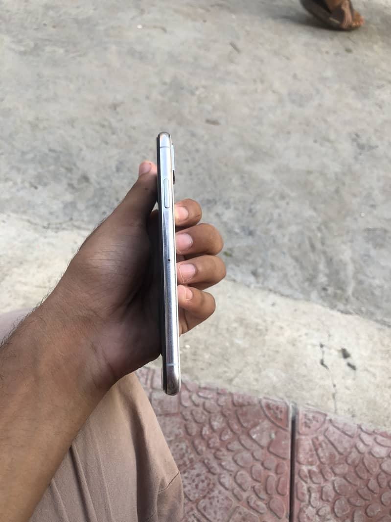 Apple iPhone X 4