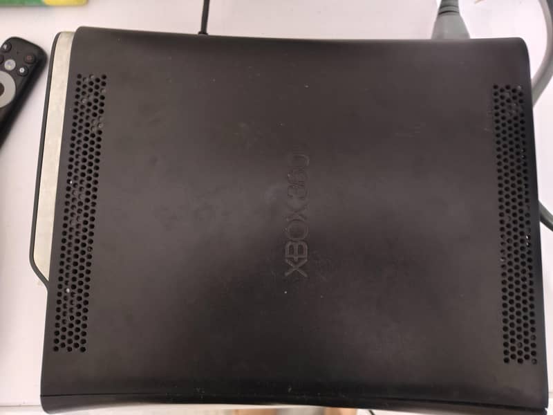 Xbox 360 Jailbreak with 2 controller– Excellent Condition 1