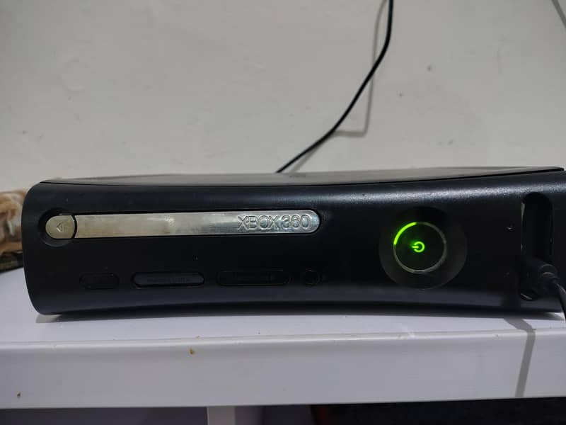 Xbox 360 Jailbreak with 2 controller– Excellent Condition 2