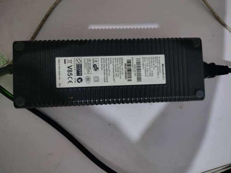 Xbox 360 Jailbreak with 2 controller– Excellent Condition 3