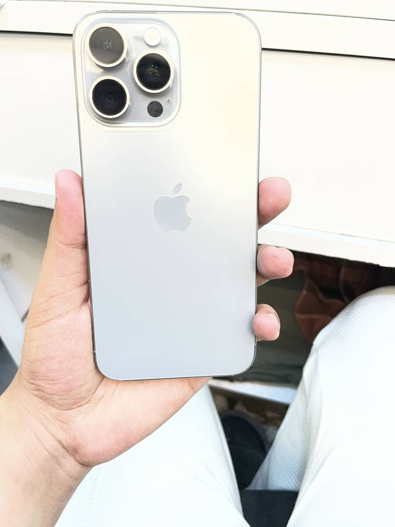 Apple iPhone 15 Pro Max 1