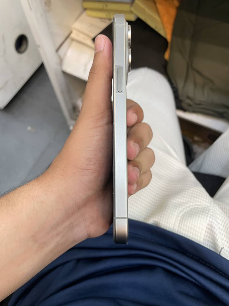 Apple iPhone 15 Pro Max 4