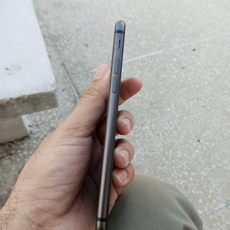 Apple iPhone 8 6
