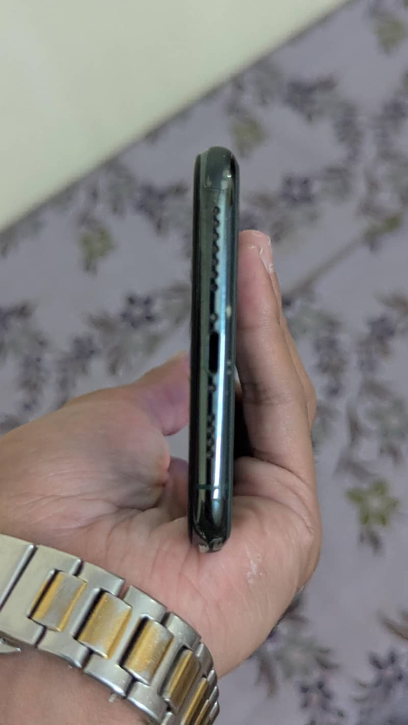 Apple iPhone 11 Pro Max 4