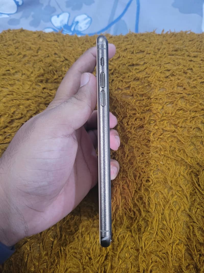 Apple iPhone 11 Pro Max 4