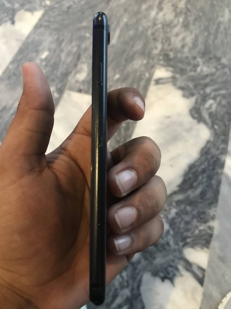 Apple iPhone 7 3