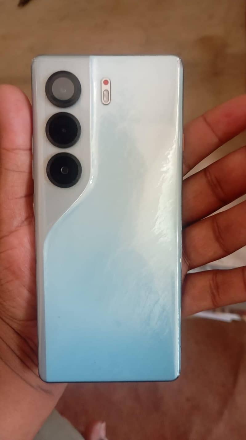Tecno CAMON 40 Pro 0